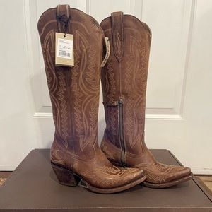 Ariat Casanova. naturally distressed brown. Size 7. NWT. Never worn.